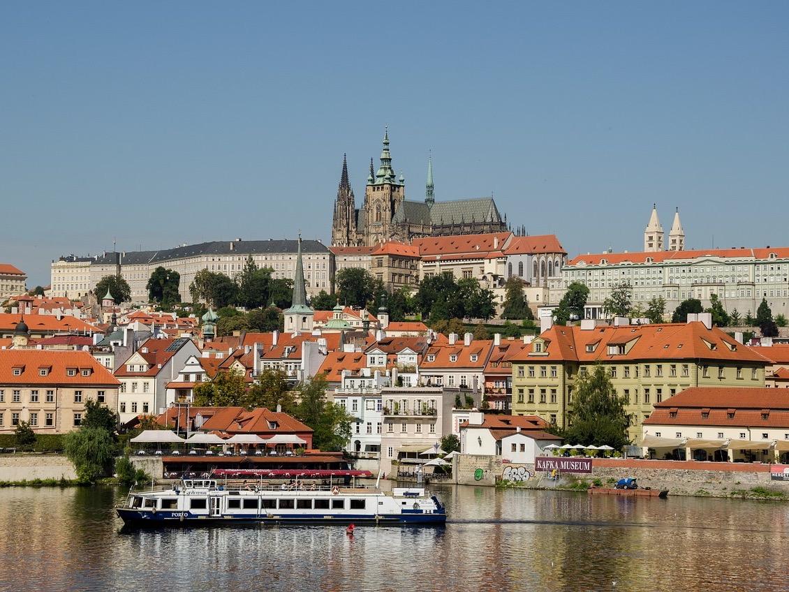 Panorama Pražského hradu a Malé Strany nad Vltavou — výlety do Prahy