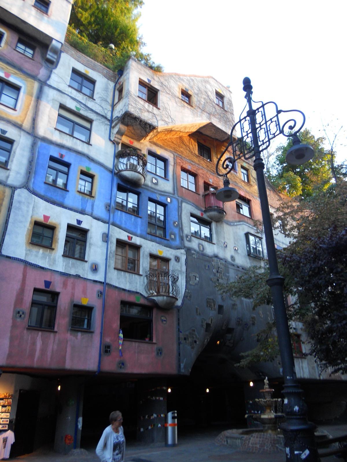 Barevná fasáda Hundertwasserhausu ve Vídni
