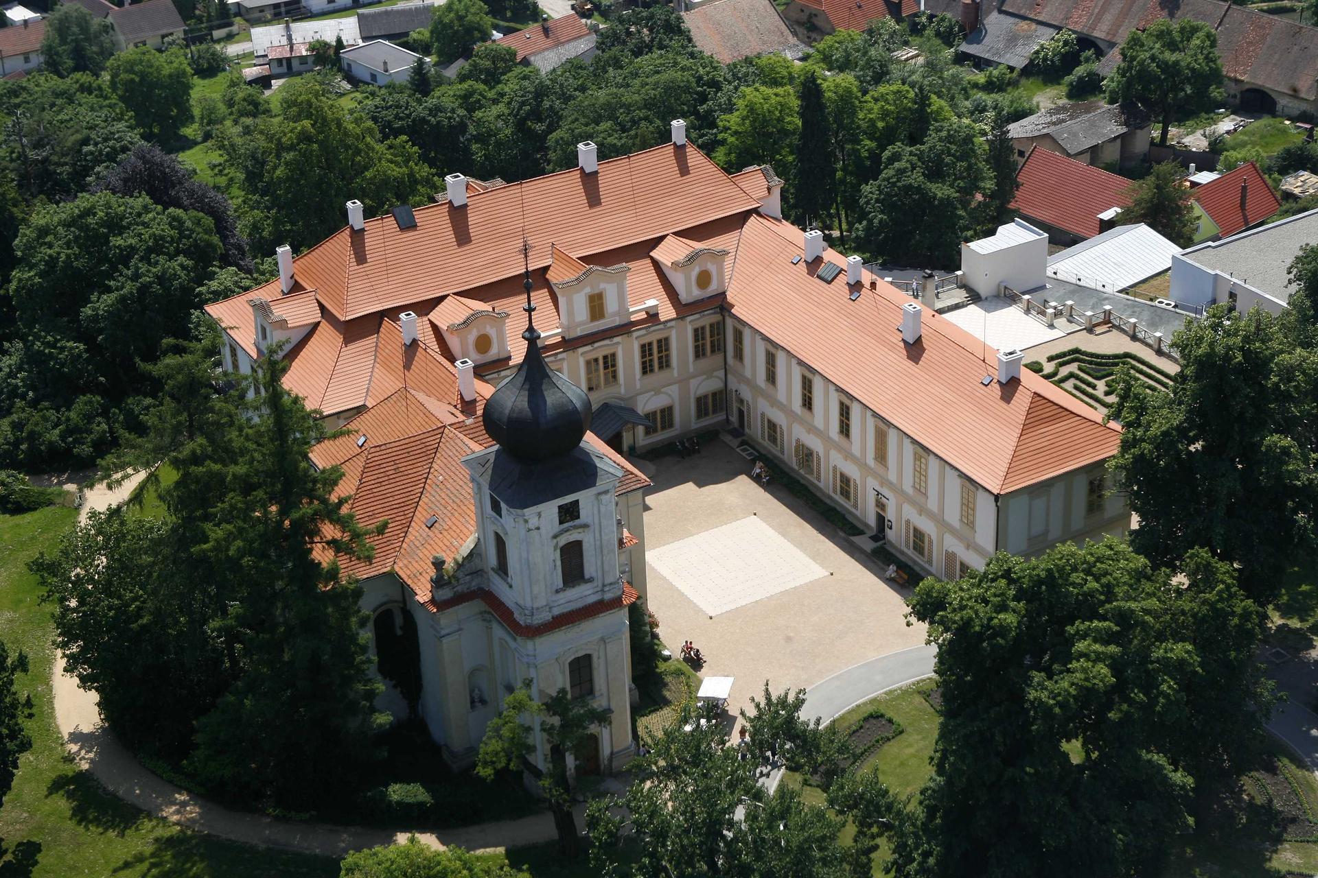 Zámek Loučeň a Labyrintárium